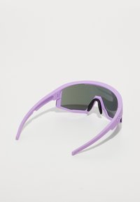 Lila Sportsonnenbrille mit einem umschließenden Design, dunkeltönenden Gläsern und leichten Kunststoffrahmen mit matter Oberfläche.