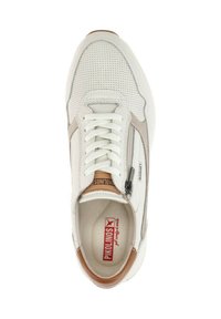 Zapatilla blanca con parte superior de cuero perforado, acentos de ante gris y talón de cuero marrón. Presenta cordones y un cierre lateral con cremallera.