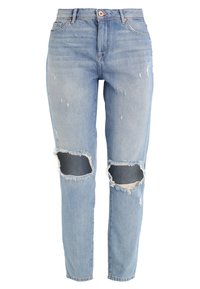 Ljust blå denimjeans med hög midja, slitna detaljer och två stora revor vid knäna som exponerar mörkt tyg under.