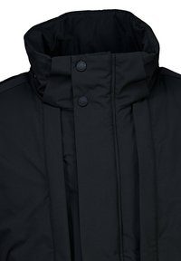 Svart pufferjacka med hög krage, två runda knappar och strukturerad yta. Inga synliga mönster eller hårdvarudetaljer.