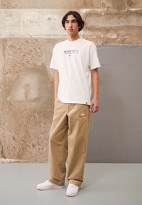 Nike Sportswear TREND PANT - Calças - khaki/team orange/khaki
