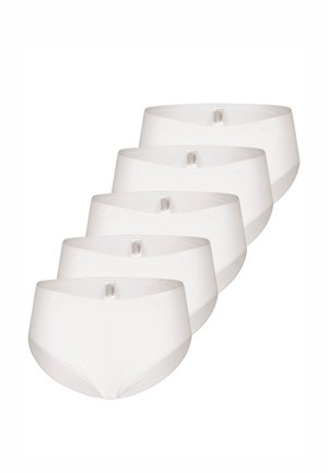Cinque paia di slip bianchi semplici da donna impilati diagonalmente, mostrando solo la parte frontale e le etichette della vita.