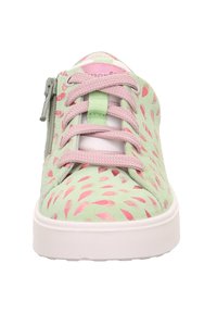 Baskets à motifs verts et roses avec lacets rose clair, languette verte, fermeture éclair latérale et semelle blanche, vues de face.