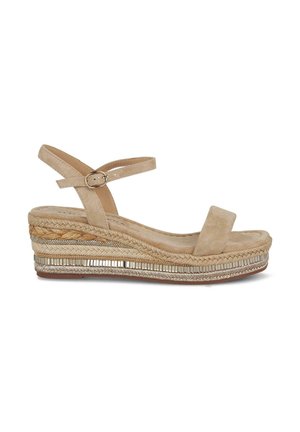 Sandalia de cuña beige con parte superior de ante texturizado, tira en el tobillo y plataforma trenzada con acentos metálicos y diseño de yute trenzado.