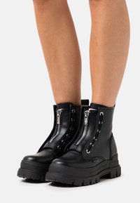 Buffalo Stivaletti con plateau - black
