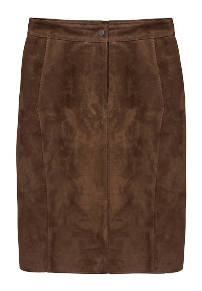 Jupe en daim marron longueur genou avec couture centrale à l'avant et fermeture par bouton métallique à la taille.