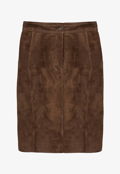 Jupe en daim marron longueur genou avec couture centrale à l'avant et fermeture par bouton métallique à la taille.
