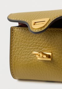 Τσάντα από δέρμα σε ελιά πράσινη με υφή, διαθέτει φιογκάτη πτερύγιο και κλείσιμο με χρυσά μεταλλικά στοιχεία. Ομαλή εσωτερική επένδυση ορατή.