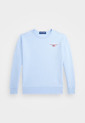 Sudadera azul claro hecha de una suave mezcla de algodón. Presenta mangas largas, cuello redondo y un pequeño logo rojo y marino en el pecho.