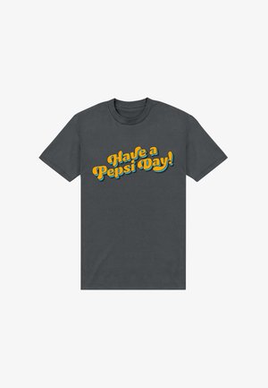 Tmavě šedé tričko s krátkými rukávy a retro žlutým a modrým nápisem „Have a Pepsi Day!“ uprostřed přední strany.