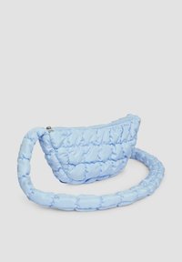 Wattierte, hellblaue Handtasche mit passendem geflochtenem Tragegurt. Glatte Satin-Oberfläche, abgerundete Form, Reißverschlussverschluss und gestepptes Muster.