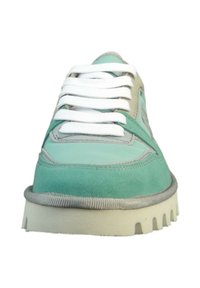 Sneaker z turkusowym zamszowym wierzchem, szarymi akcentami, płaskimi białymi sznurowadłami oraz grubą, fakturowaną kremową podeszwą z bieżnikiem.