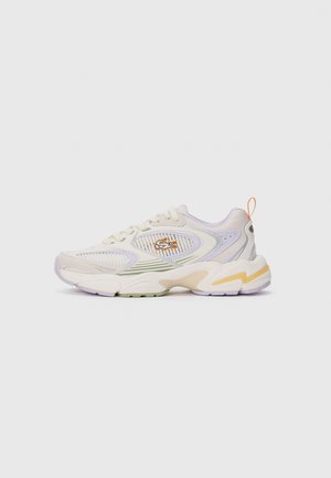 Weiße und helllila Sneakers mit Mesh-Einsätzen, grünen und gelben Akzenten, einem orangen Zugschlaufen und einem gestickten Krokodil-Logo an der Seite.