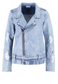 Světle modrá džínová bunda s páskem v pase, se zničenými detaily a asymetrickým zipem. Má klasický límec.