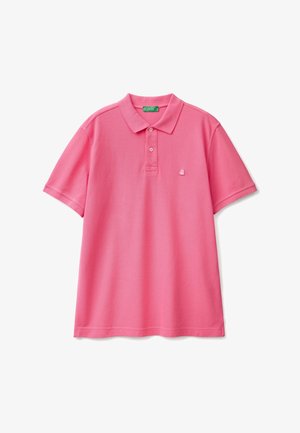 Różowa koszulka polo z krótkim rękawem z kołnierzykiem i dwoma guzikami, z małym logo na lewej piersi na białym tle.