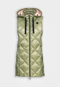 Jasnozielona, pikowana kamizelka puchowa z kapturem, z czarnym zamkiem błyskawicznym i sznurkami, oraz kontrastową różową podszewką.