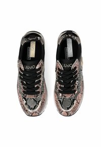 Schwarze und rosa Sneakers im Schlangenleder-Muster mit Schnürdesign, die eine strukturierte Oberfläche und Logoakzente auf der Zunge und der Seite aufweisen.