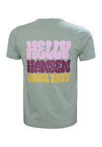 Groene katoenen t-shirt met een ronde hals, met grote, speelse tekst in roze, paars en geel: "HELLY HANSEN SINCE 1877."