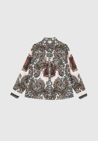 Chemise à manches longues avec boutons en tissu léger. Présente un motif paisley noir et orange sur fond blanc. Manches contrastées.