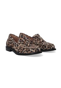 Loafer mit Leopardenmuster aus Wildleder, flacher schwarzer Sohle und dekorativer Nahtdetails an der Spitze.