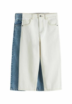 To denimnederdele, den ene hvid foran og den anden blå bagpå, begge med forlommer og bæltestropper, lagt fladt på en hvid baggrund.