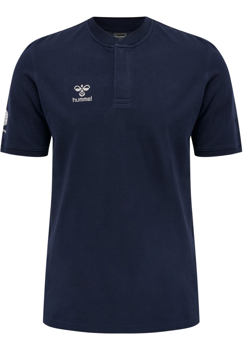 Mørkeblå polo skjorte med en knappet krave, korte ærmer og et Hummel-logo på brystet. Lavet af glat stof med en textureret overflade.
