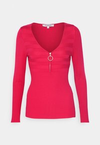 Maglia aderente a maniche lunghe di un vivace rosa, con un profondo scollo a V, un design a righe orizzontali sul petto e una zip frontale con un cursore circolare.
