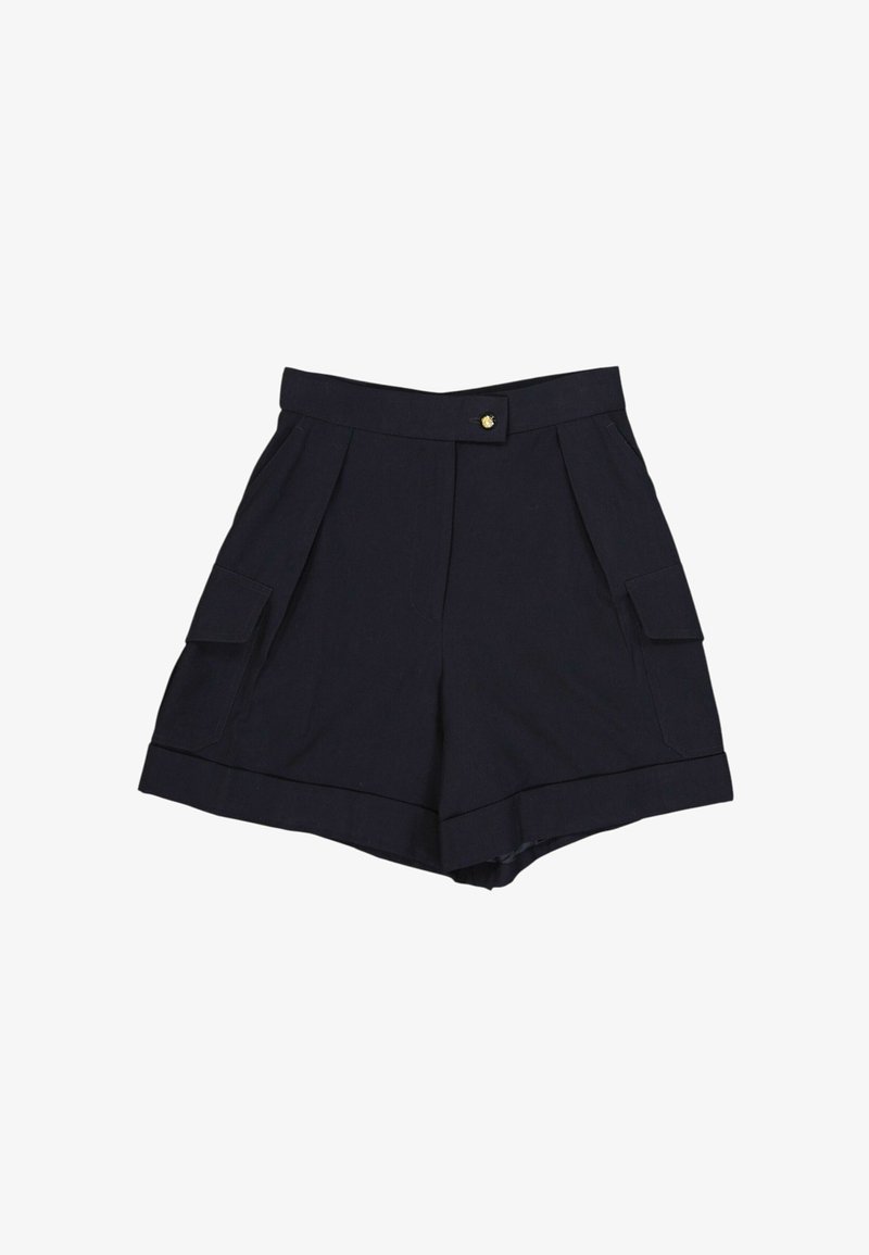 Short noir taille haute avec revers aux ourlets, plis devant, fermeture par bouton et poches à rabat rectangulaires de chaque côté.