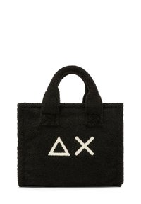 Borsa tote di tessuto nero e soffice con due manici corti. Presenta simboli geometrici bianchi: un triangolo e una 'X' sul davanti.