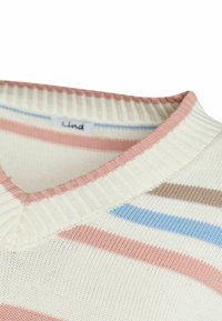 Gestreifter Pullover in Weiß mit horizontalen Streifen in Pink, Blau und Braun. V-Ausschnitt-Design mit geripptem Kragen. Weiche Stricktextur. Etikett trägt die Aufschrift "Lind."