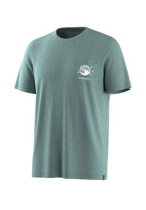 Camiseta de manga corta color verde azulado con cuello redondo y un bolsillo en el pecho que presenta un gráfico de luna y el logo de "Smartwool" debajo.