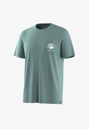 Camiseta de manga corta color verde azulado con cuello redondo y un bolsillo en el pecho que presenta un gráfico de luna y el logo de "Smartwool" debajo.