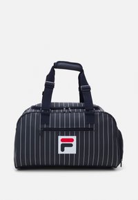 Navy plavi prugasti putni kofer izrađen od izdržljivog materijala, s dvostrukim platnenim ručkama, prednjim džepom na zip, i logotipom na bijeloj pozadini.