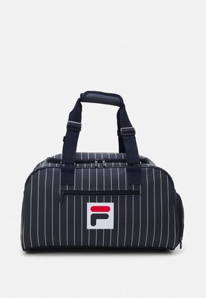 Marine-stribet duffel taske lavet af holdbart materiale, med dobbelte stofhåndtag, en frontlomme med lynlås og et logo på en hvid baggrund.