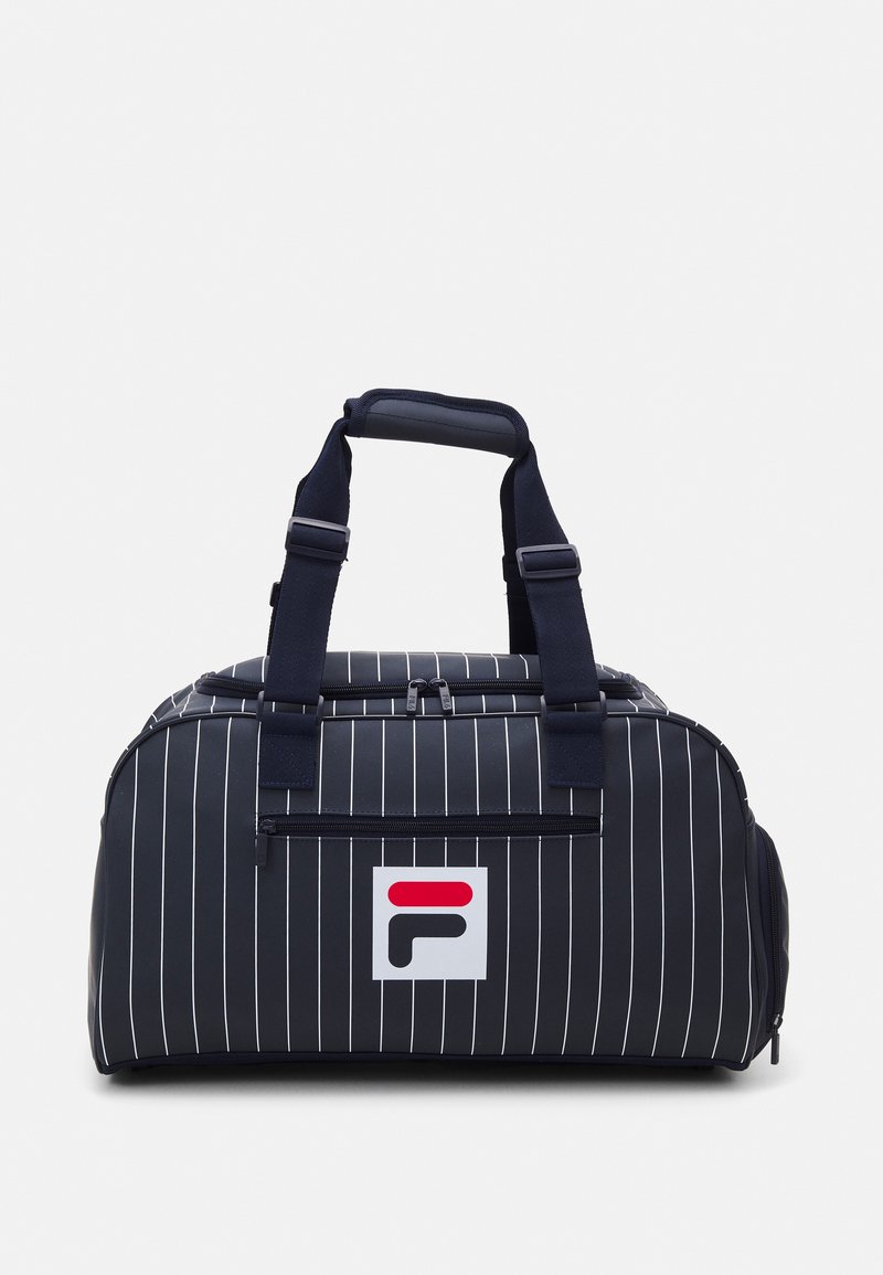 Mala de viagem listrada em azul-marinho, feita de material durável, com alças duplas em tecido, um bolso frontal com fecho e um logótipo em fundo branco.