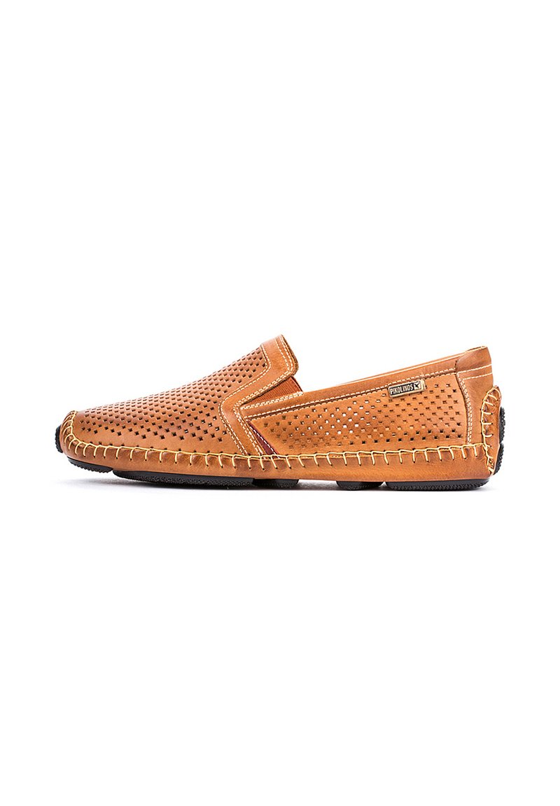 Hnědé kožené slip-on boty s perforovaným designem, kontrastním prošíváním, zaoblenou špičkou a gumovou podrážkou pro dobrý grip.