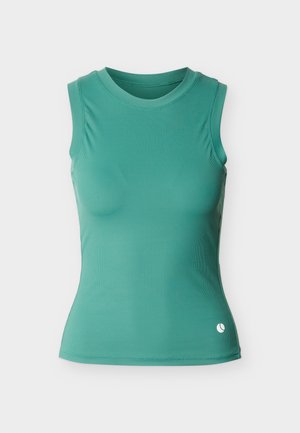 Camiseta deportiva sin mangas ajustada de color turquesa con cuello redondo y un pequeño logo circular blanco cerca del dobladillo inferior del lado izquierdo.