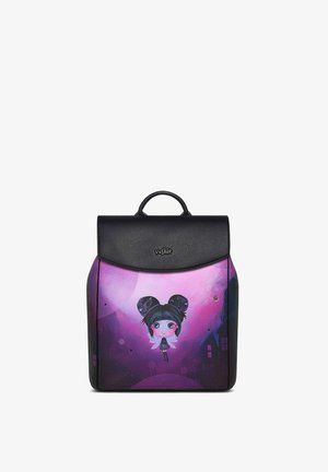 Schwarzer Rucksack aus Kunstleder mit einem lila Farbverlauf und einer Cartoonfigur mit schwarzem Haar und Zöpfen vor einer Nachtszene.