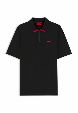 Zwart poloshirt met korte mouwen, een rits aan de voorkant, een rode kraagafwerking en een rood "HUGO" logo op de linkerborst en binnen in de kraag.
