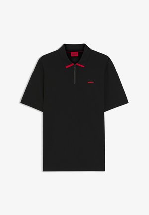 Zwart poloshirt met korte mouwen, een rits aan de voorkant, een rode kraagafwerking en een rood "HUGO" logo op de linkerborst en binnen in de kraag.