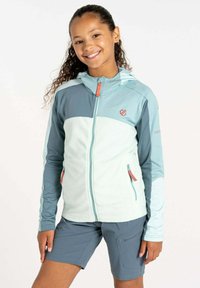 Helle blaue Zip-Hoodie aus weichem Stoff mit einem Fleece-Unterteil, kombiniert mit dunkelblauen Shorts. Mit Reißverschlusstaschen und kontrastierenden Akzenten.