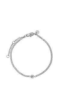 Bracciale in argento con una chiusura, caratterizzato da due filamenti e un ciondolo rotondo centrale con una pietra trasparente incastonata in un montatura a filetto.