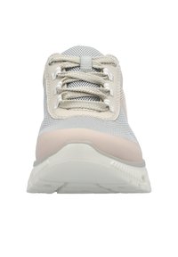 Leichte Sneakers aus grauem und beigem Mesh, mit sechs beigen Schnürsenkeln, einem sanften rosa Akzent an der Ferse und einer strukturierten Gummisohle.