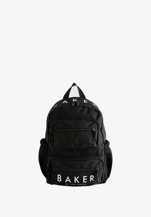 Zaino nero con due tasche frontali con zip, tasche laterali in rete, un anello di sospensione superiore e testo bianco con logo. Realizzato in tessuto resistente.