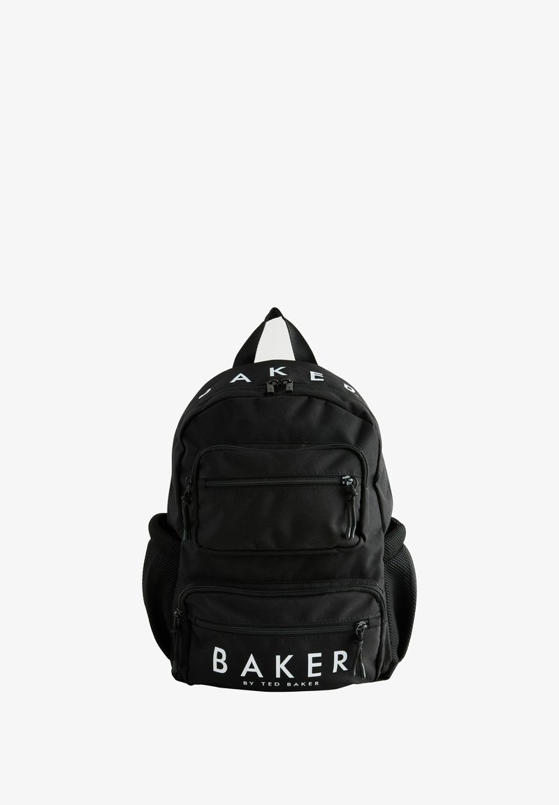 Czarny plecak z dwiema przednimi kieszeniami na zamek, siateczkowymi kieszeniami bocznymi, pętlą do zawieszenia u góry oraz białym tekstem z logo. Wykonany z trwałego materiału.