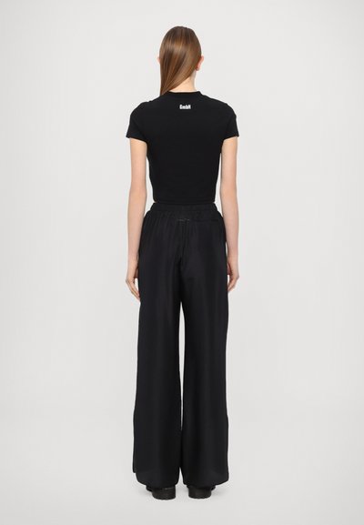 GmbH CROPPED WITH NAILS PRINT - Camiseta estampada - black
