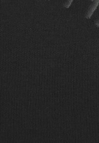 Tessuto nero a coste con sottili righe verticali, che mostra una consistenza morbida e una certa elasticità per il comfort. Adatto a diversi usi nell'abbigliamento.
