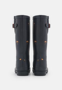 Bottes de pluie en caoutchouc noir avec des motifs d'ombrellas orange, présentent un accent de boucle et une semelle texturée pour une meilleure adhérence. Hauteur mi-mollet.