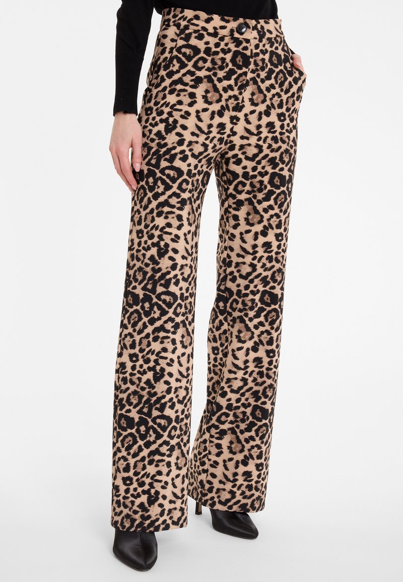 Beige en zwarte stof met luipaardprint, wijde broek met knoopsluiting en zijzakken, weergegeven met hoge hakken.