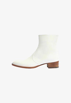 Stivaletto bianco in pelle con punta affusolata, design minimalista e tacco in legno marrone. Texture liscia con dettagli di cucitura discreti.